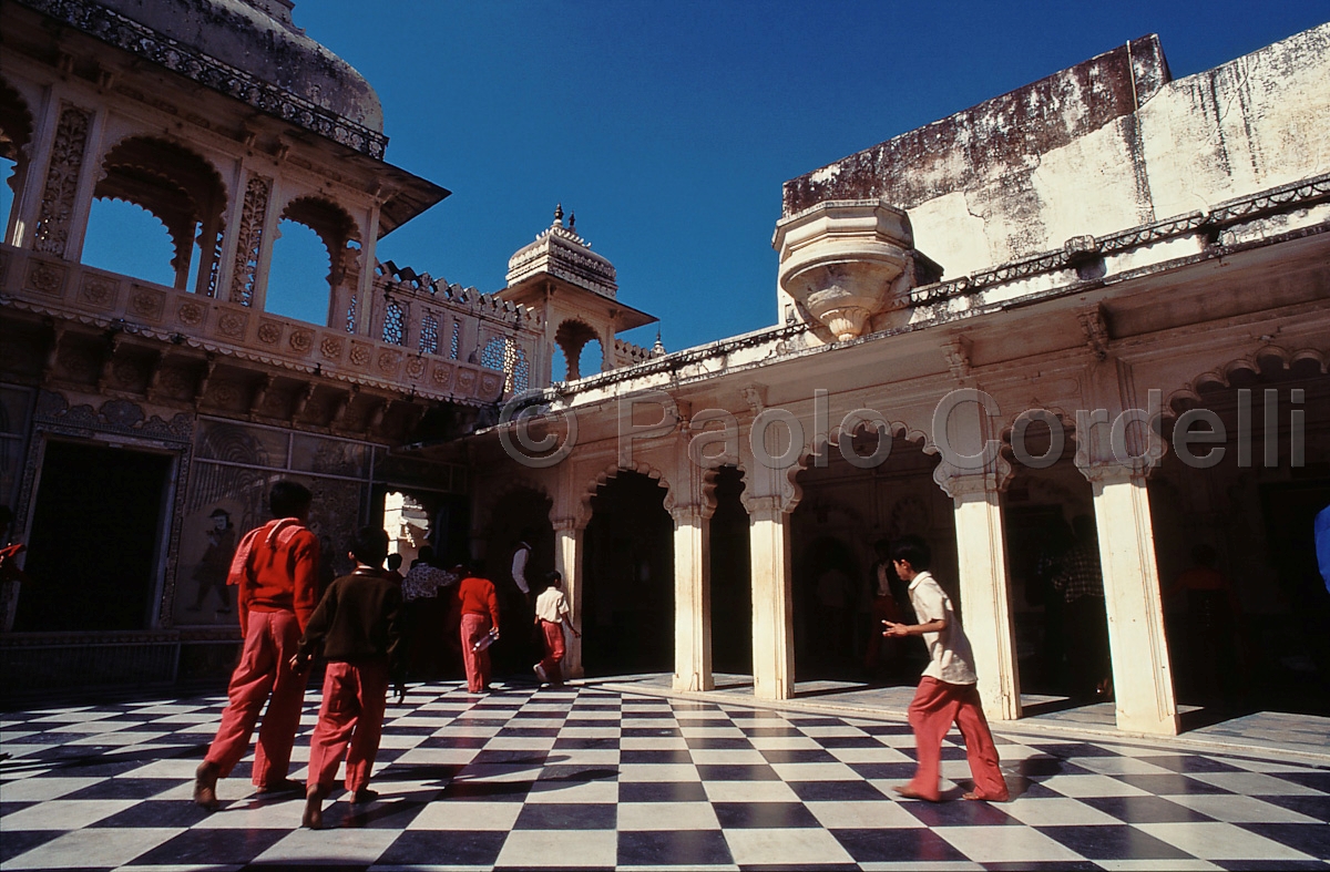 School children in City Palace, Udaipur, Rajasthan, India
 (cod:India 19)